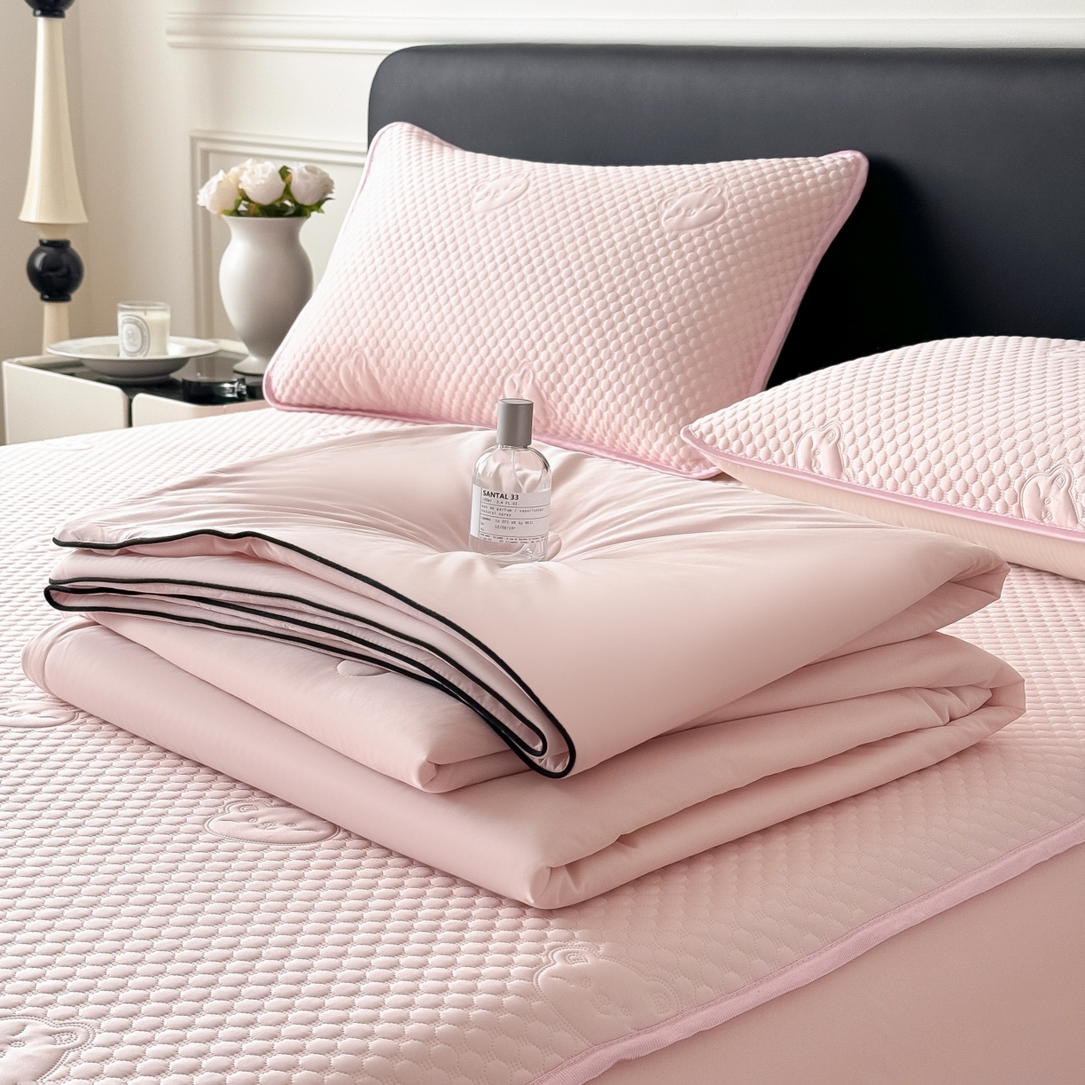 91家纺网 家纺一手货源 找家纺 卡罗兰 2026新款豆豆冰丝凉席夏被复合三明治蝴蝶结床裙三件四件套 夏被-浅粉色