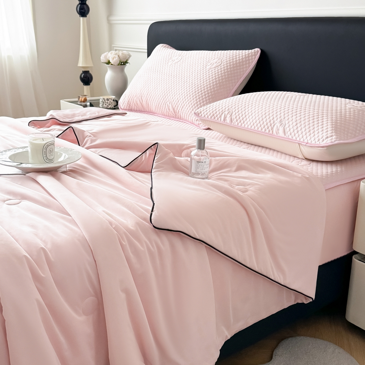 91家纺网 家纺一手货源 找家纺 卡罗兰 2026新款豆豆冰丝凉席夏被复合三明治蝴蝶结床裙三件四件套 夏被-浅粉色