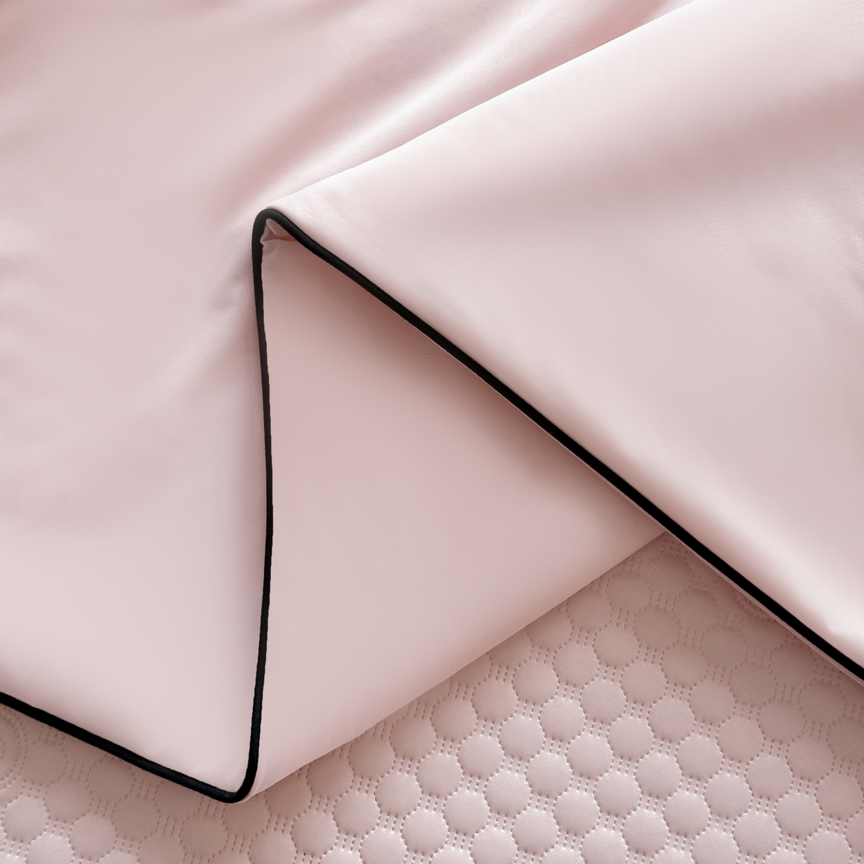 91家纺网 家纺一手货源 找家纺 卡罗兰 2026新款豆豆冰丝凉席夏被复合三明治蝴蝶结床裙三件四件套 夏被-浅粉色