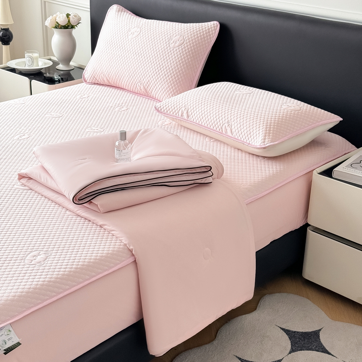 91家纺网 家纺一手货源 找家纺 卡罗兰 2026新款豆豆冰丝凉席夏被复合三明治蝴蝶结床裙三件四件套 夏被-浅粉色