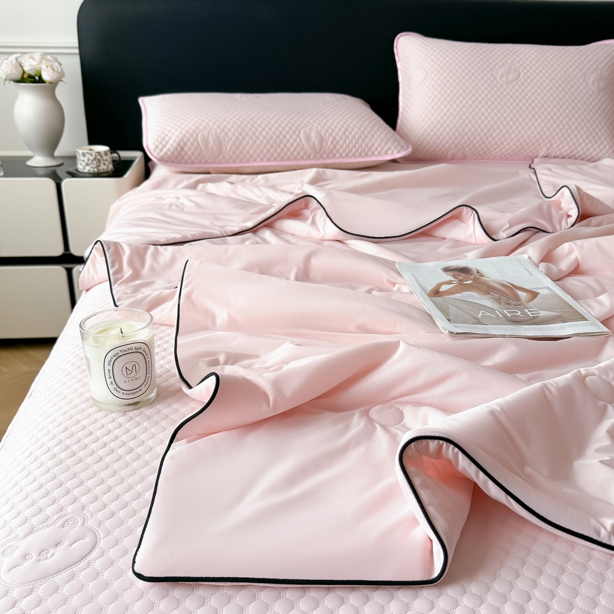 91家纺网 家纺一手货源 找家纺 卡罗兰 2026新款豆豆冰丝凉席夏被复合三明治蝴蝶结床裙三件四件套 夏被-浅粉色