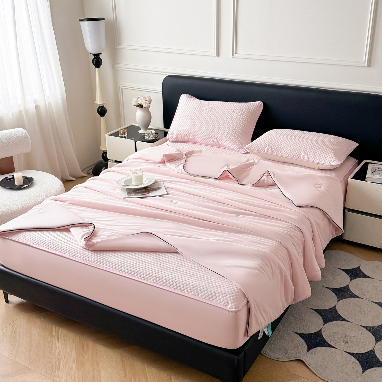 91家纺网 家纺一手货源 找家纺 卡罗兰 2026新款豆豆冰丝凉席夏被复合三明治蝴蝶结床裙三件四件套 夏被-浅粉色