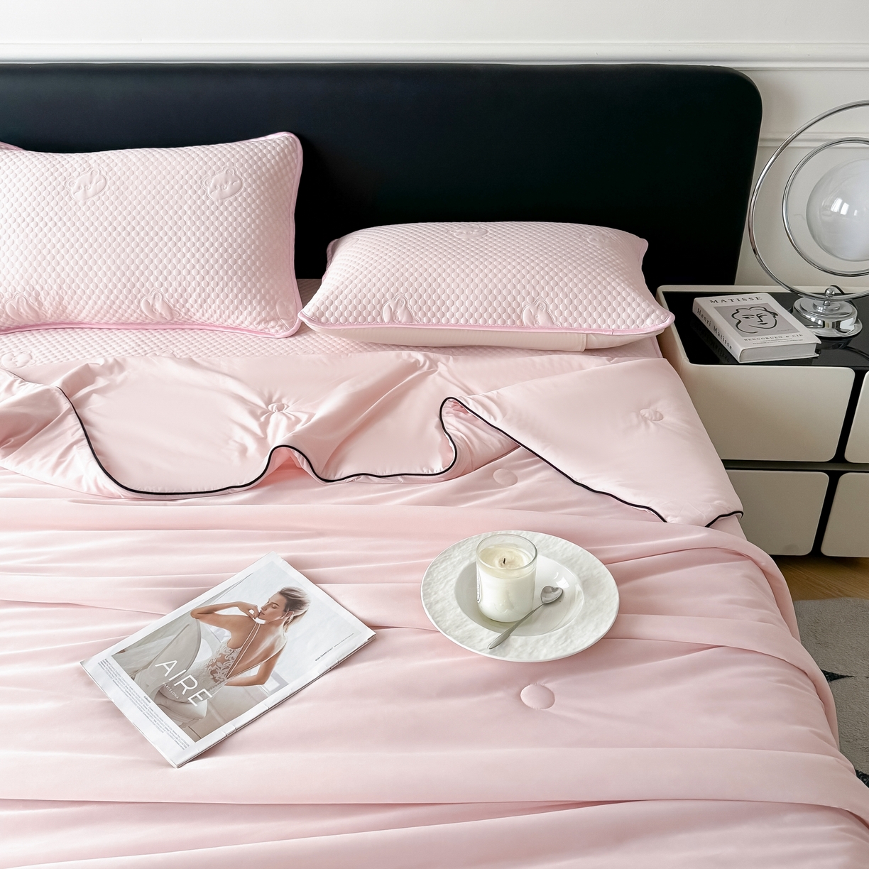 91家纺网 家纺一手货源 找家纺 卡罗兰 2026新款豆豆冰丝凉席夏被复合三明治蝴蝶结床裙三件四件套 夏被-浅粉色