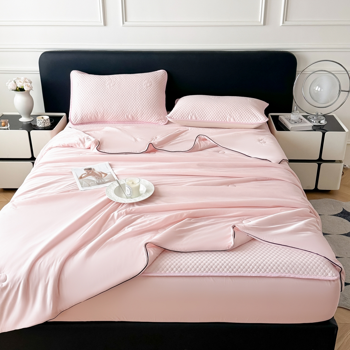 91家纺网 家纺一手货源 找家纺 卡罗兰 2026新款豆豆冰丝凉席夏被复合三明治蝴蝶结床裙三件四件套 夏被-浅粉色