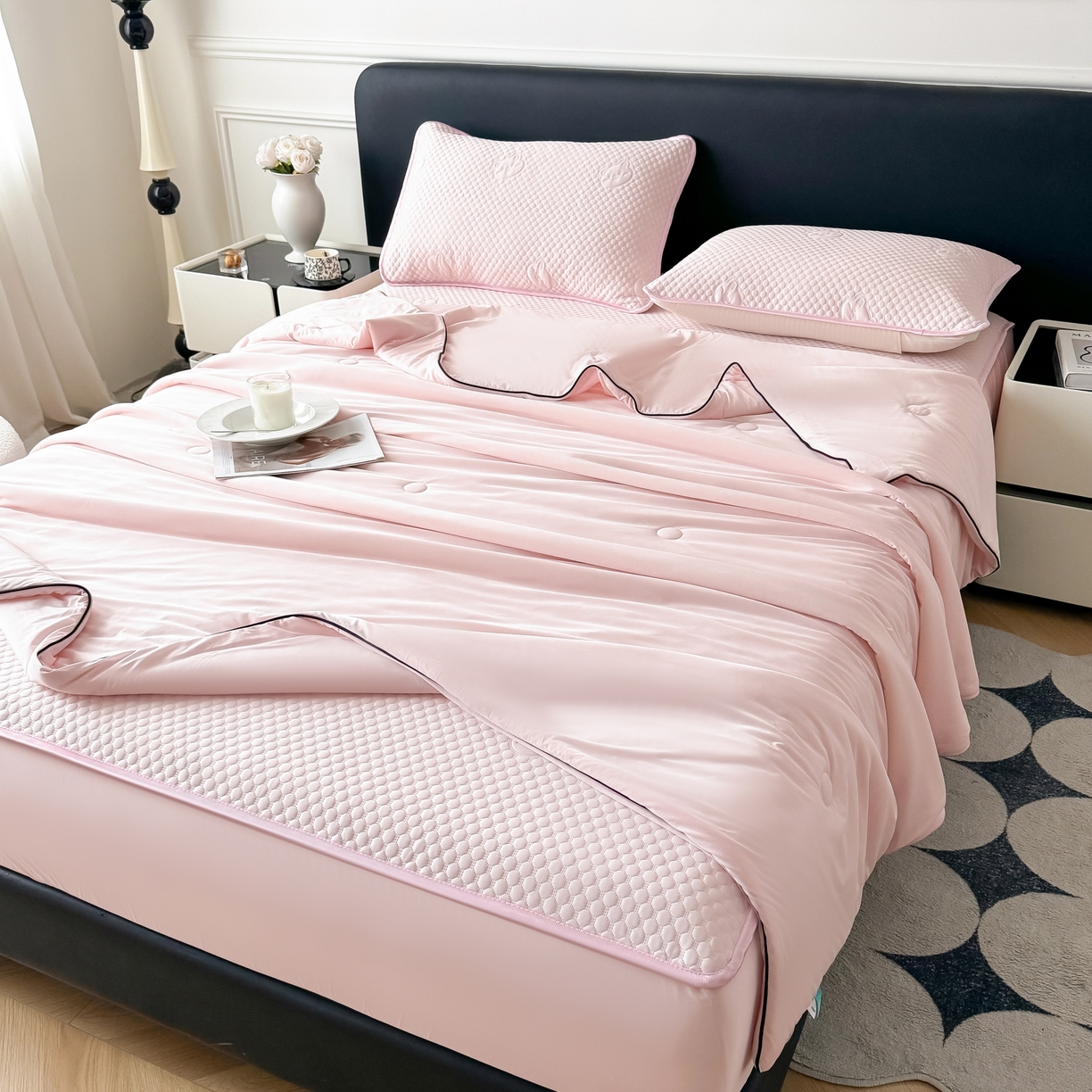 91家纺网 家纺一手货源 找家纺 卡罗兰 2026新款豆豆冰丝凉席夏被复合三明治蝴蝶结床裙三件四件套 夏被-浅粉色