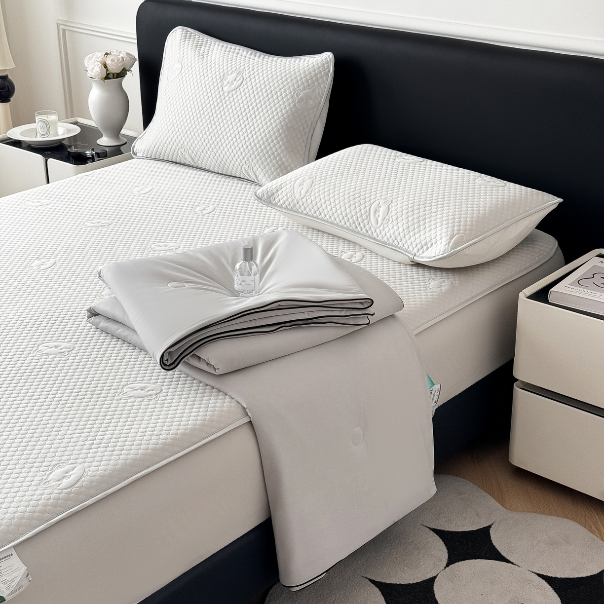 91家纺网 家纺一手货源 找家纺 卡罗兰 2026新款豆豆冰丝凉席夏被复合三明治蝴蝶结床裙三件四件套 夏被-浅灰色