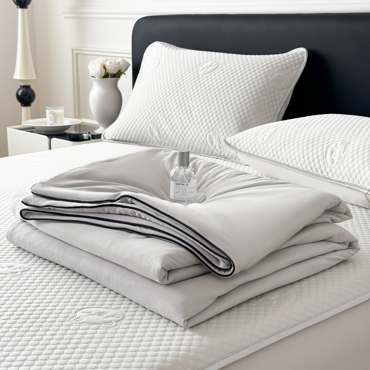 91家纺网 家纺一手货源 找家纺 卡罗兰 2026新款豆豆冰丝凉席夏被复合三明治蝴蝶结床裙三件四件套 夏被-浅灰色