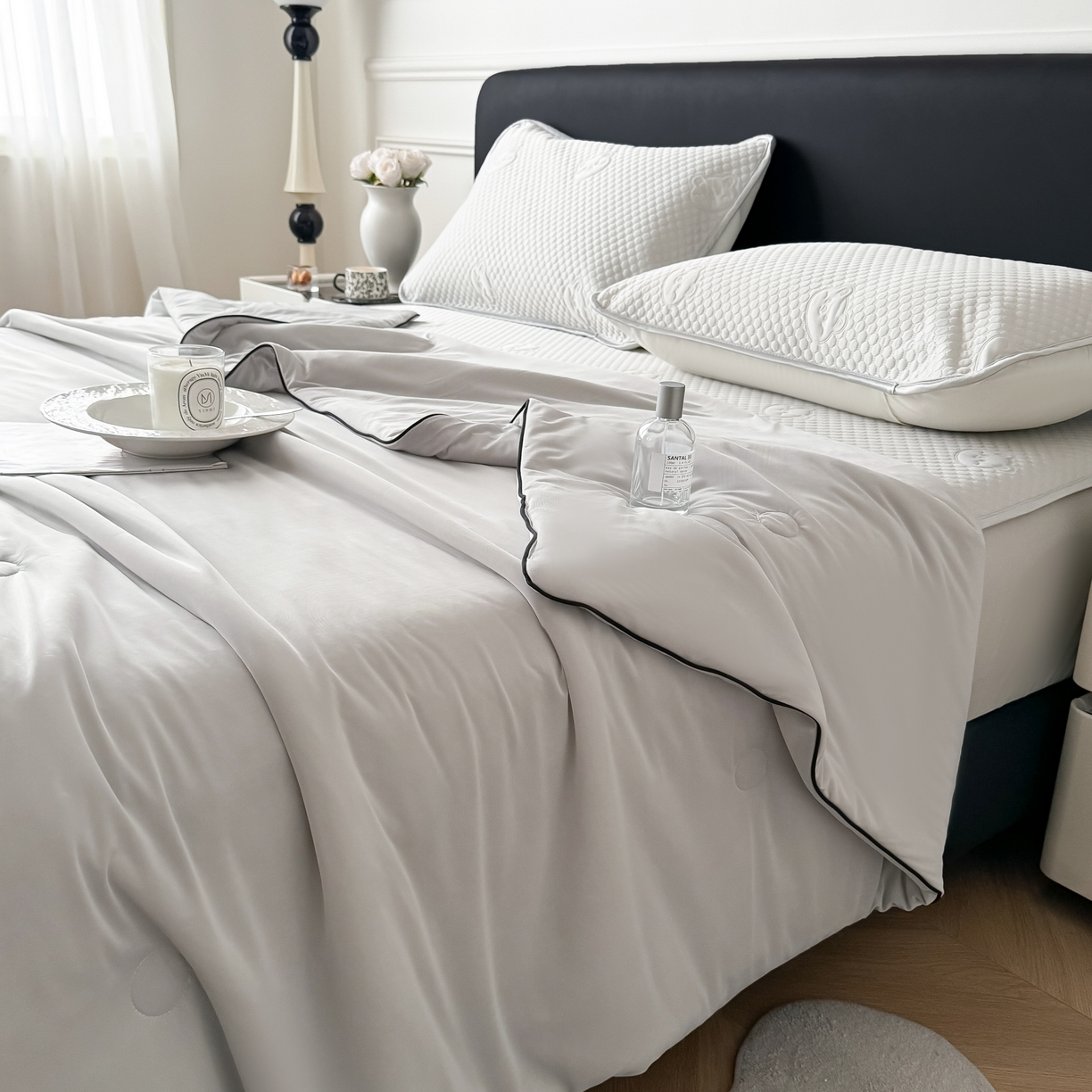 91家纺网 家纺一手货源 找家纺 卡罗兰 2026新款豆豆冰丝凉席夏被复合三明治蝴蝶结床裙三件四件套 夏被-浅灰色