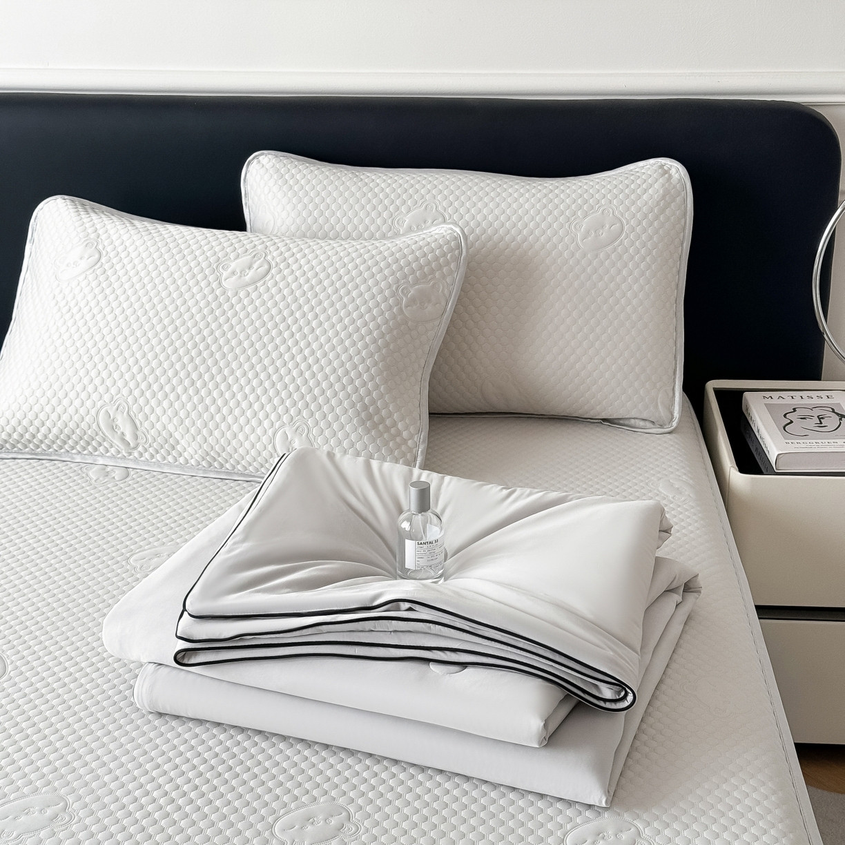 91家纺网 家纺一手货源 找家纺 卡罗兰 2026新款豆豆冰丝凉席夏被复合三明治蝴蝶结床裙三件四件套 夏被-浅灰色