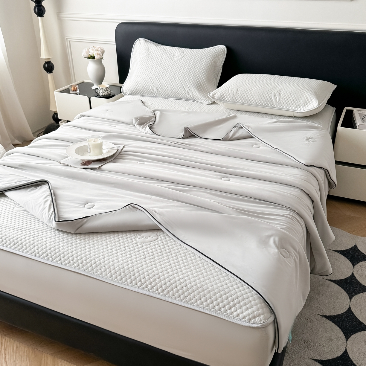 91家纺网 家纺一手货源 找家纺 卡罗兰 2026新款豆豆冰丝凉席夏被复合三明治蝴蝶结床裙三件四件套 夏被-浅灰色