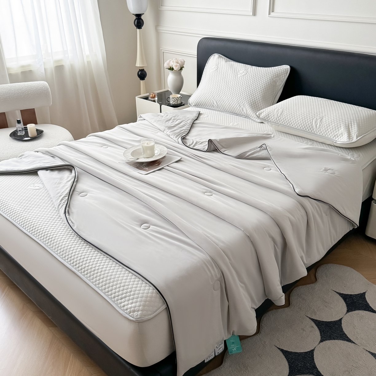 91家纺网 家纺一手货源 找家纺 卡罗兰 2026新款豆豆冰丝凉席夏被复合三明治蝴蝶结床裙三件四件套 夏被-浅灰色