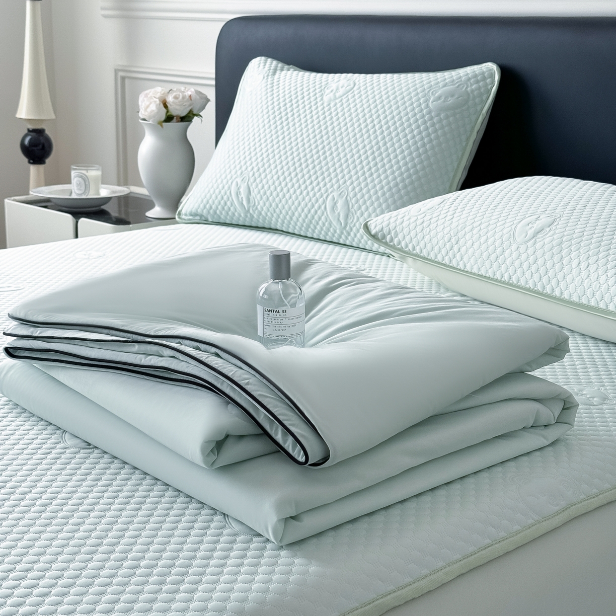 91家纺网 家纺一手货源 找家纺 卡罗兰 2026新款豆豆冰丝凉席夏被复合三明治蝴蝶结床裙三件四件套 夏被-水绿色