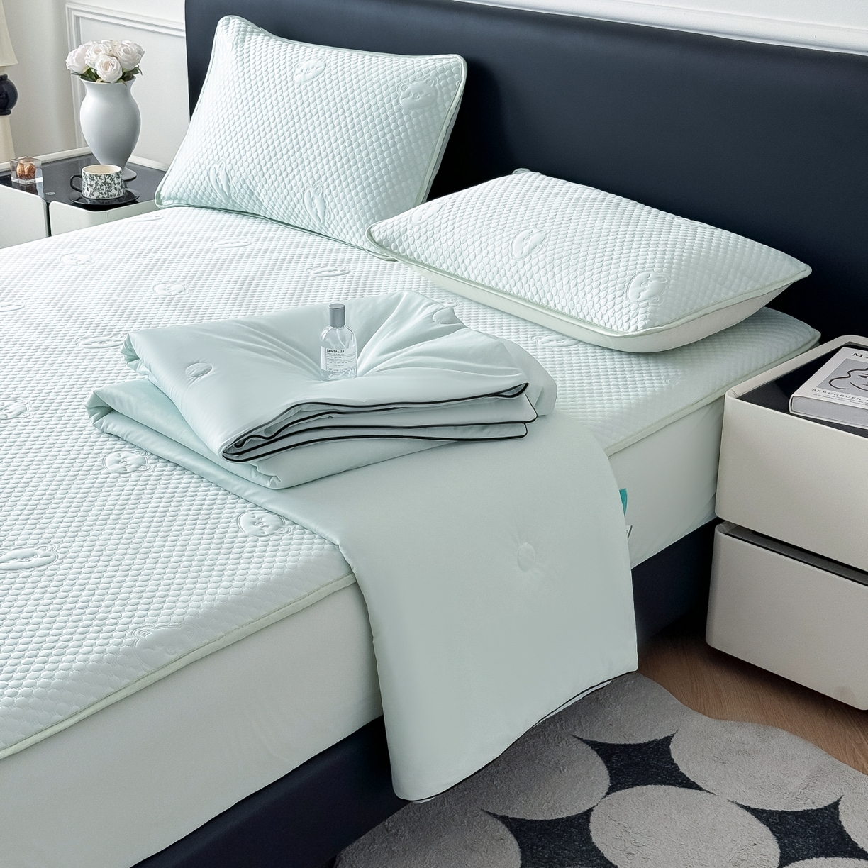 91家纺网 家纺一手货源 找家纺 卡罗兰 2026新款豆豆冰丝凉席夏被复合三明治蝴蝶结床裙三件四件套 夏被-水绿色