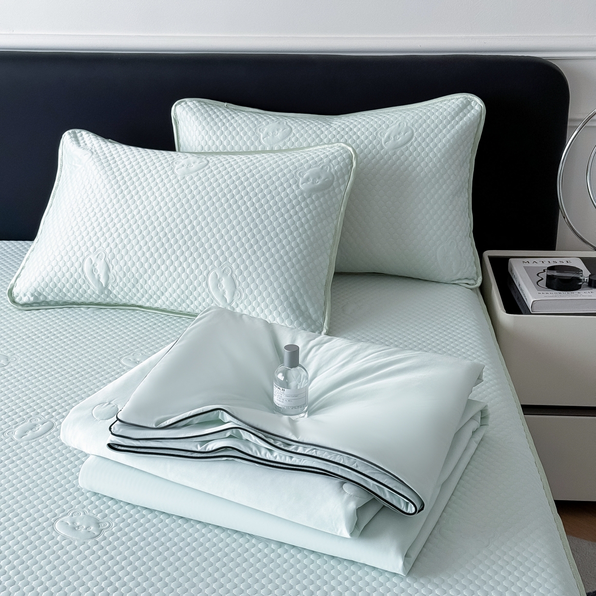 91家纺网 家纺一手货源 找家纺 卡罗兰 2026新款豆豆冰丝凉席夏被复合三明治蝴蝶结床裙三件四件套 夏被-水绿色