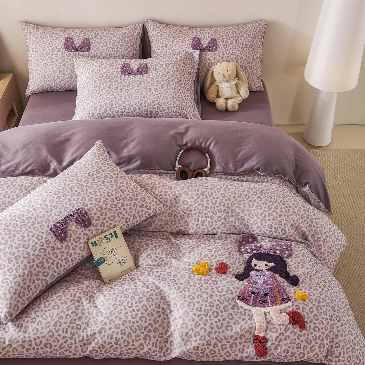 91家纺网 家纺一手货源 找家纺 宜家坊 2026新款A类全棉双层纱毛巾绣四件套 豹纹女孩