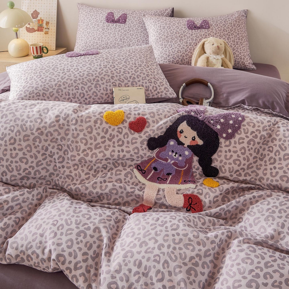 91家纺网 家纺一手货源 找家纺 宜家坊 2026新款A类全棉双层纱毛巾绣四件套 豹纹女孩