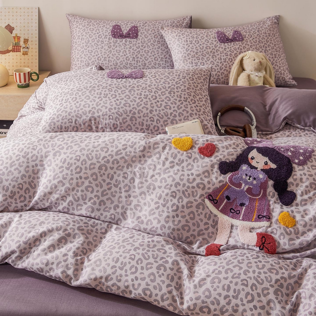 91家纺网 家纺一手货源 找家纺 宜家坊 2026新款A类全棉双层纱毛巾绣四件套 豹纹女孩