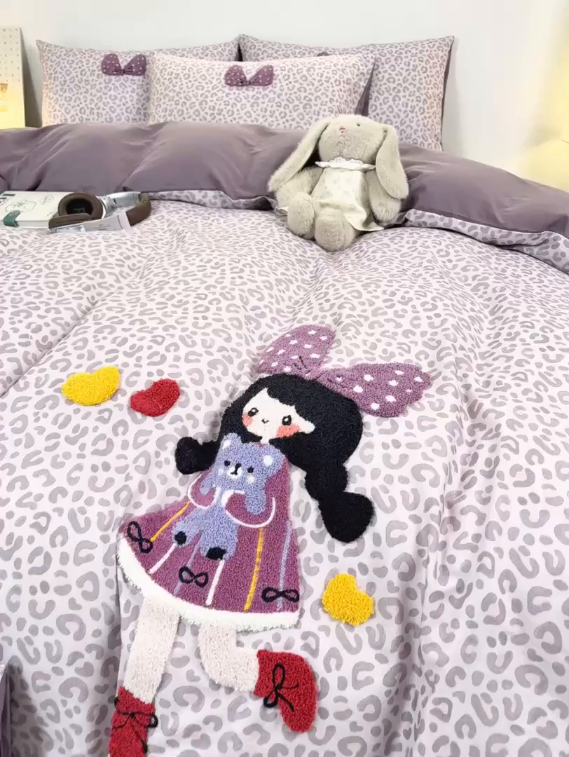 91家纺网 家纺一手货源 找家纺 宜家坊 2026新款A类全棉双层纱毛巾绣四件套 豹纹女孩