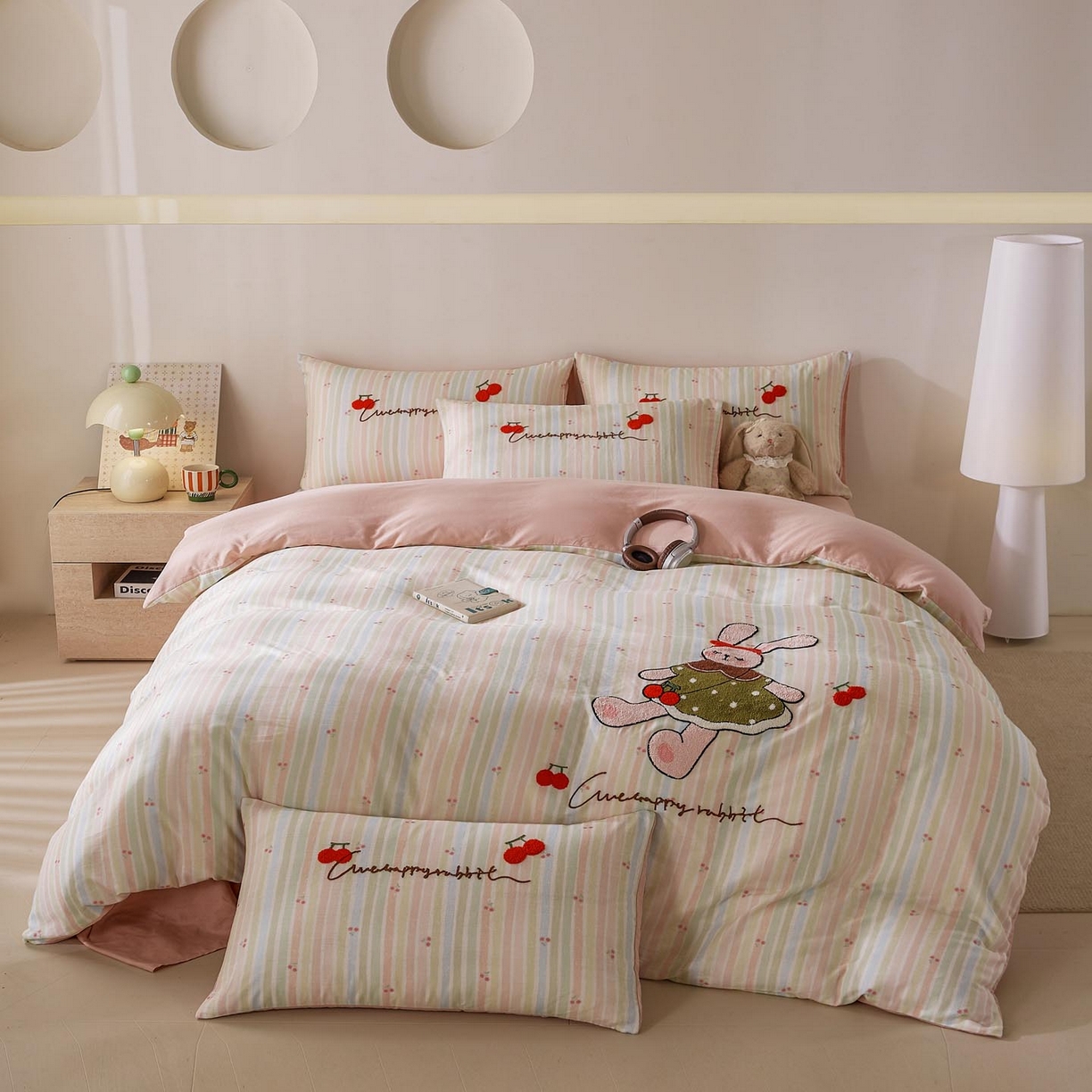 91家纺网 家纺一手货源 找家纺 宜家坊 2026新款A类全棉双层纱毛巾绣四件套 彩虹樱桃