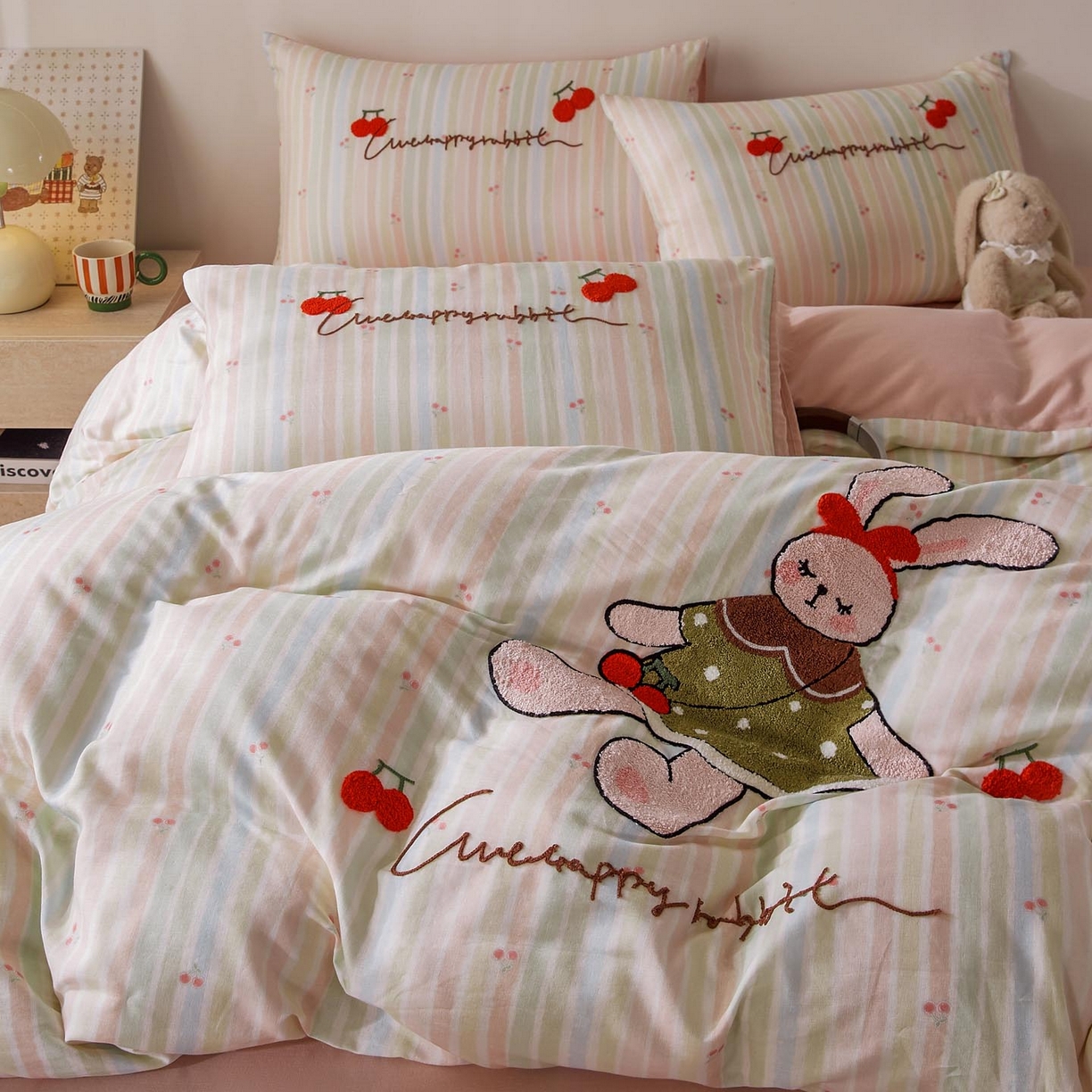 91家纺网 家纺一手货源 找家纺 宜家坊 2026新款A类全棉双层纱毛巾绣四件套 彩虹樱桃