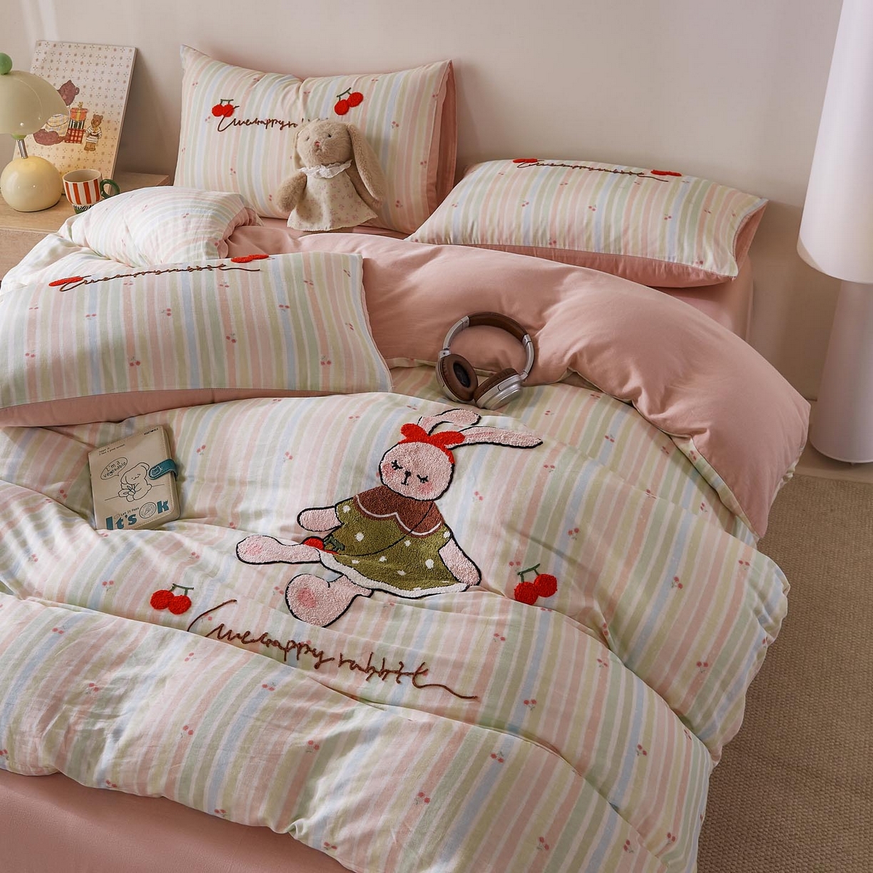 91家纺网 家纺一手货源 找家纺 宜家坊 2026新款A类全棉双层纱毛巾绣四件套 彩虹樱桃