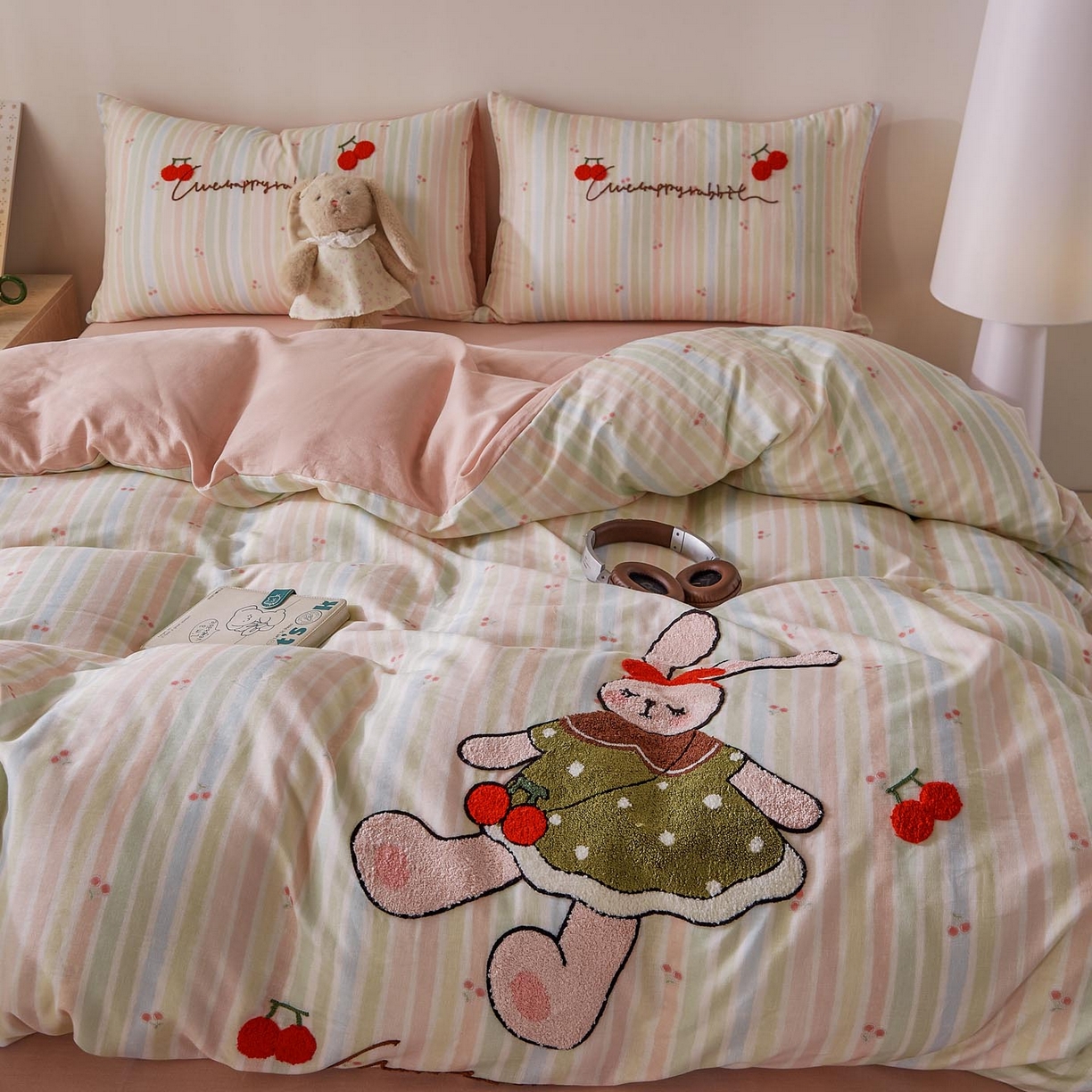 91家纺网 家纺一手货源 找家纺 宜家坊 2026新款A类全棉双层纱毛巾绣四件套 彩虹樱桃