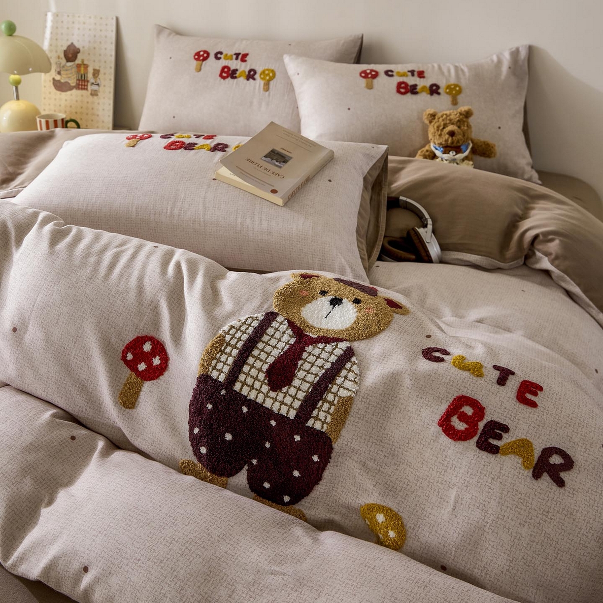 91家纺网 家纺一手货源 找家纺 宜家坊 2026新款A类全棉双层纱毛巾绣四件套 酷酷熊