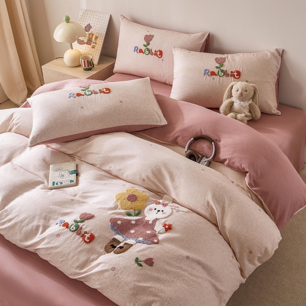 91家纺网 家纺一手货源 找家纺 宜家坊 2026新款A类全棉双层纱毛巾绣四件套 兔兔花园