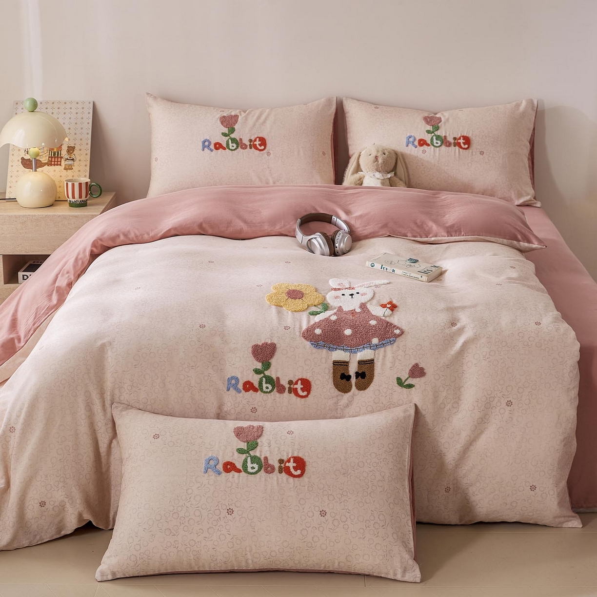 91家纺网 家纺一手货源 找家纺 宜家坊 2026新款A类全棉双层纱毛巾绣四件套 兔兔花园