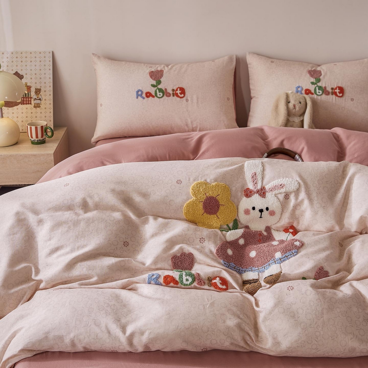 91家纺网 家纺一手货源 找家纺 宜家坊 2026新款A类全棉双层纱毛巾绣四件套 兔兔花园