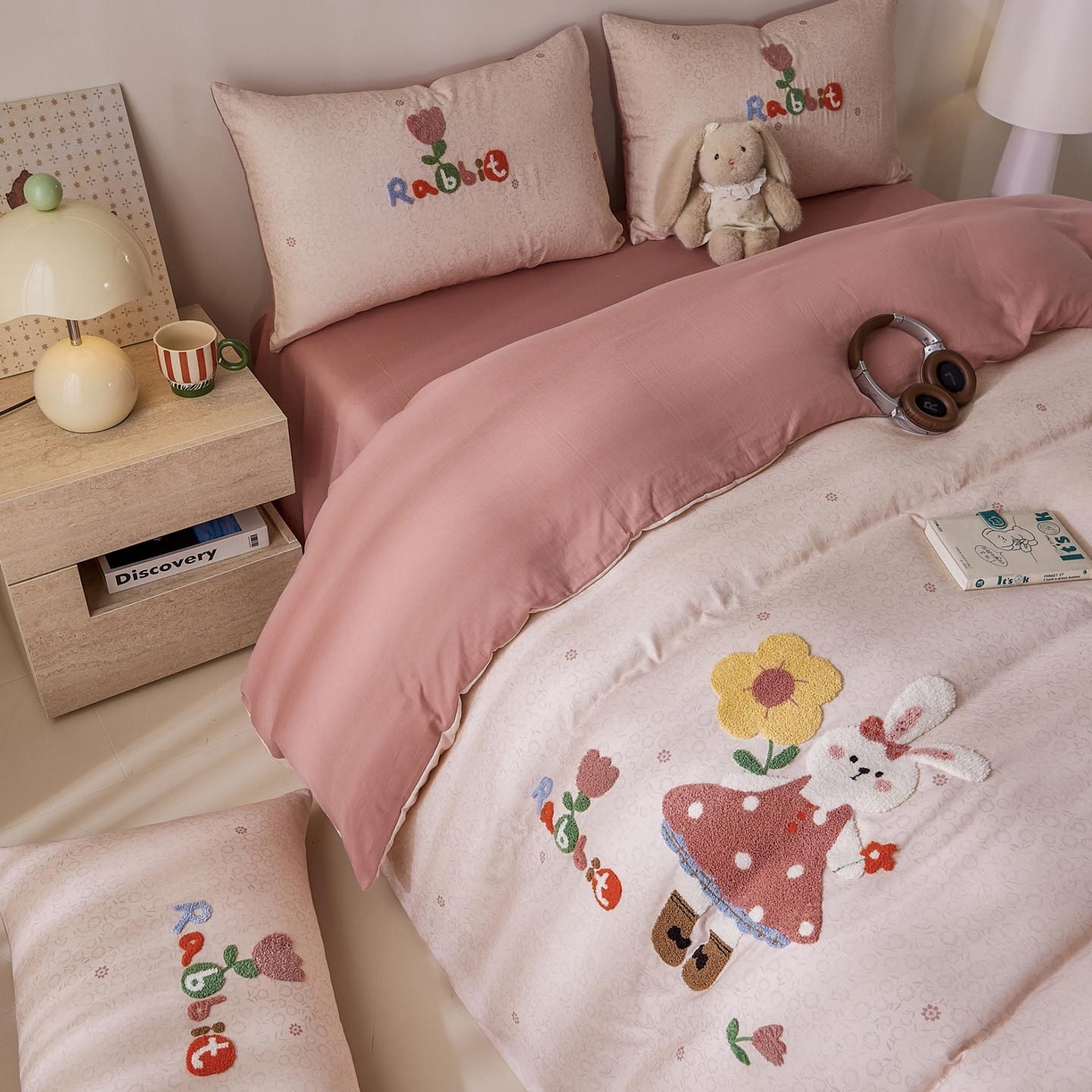 91家纺网 家纺一手货源 找家纺 宜家坊 2026新款A类全棉双层纱毛巾绣四件套 兔兔花园