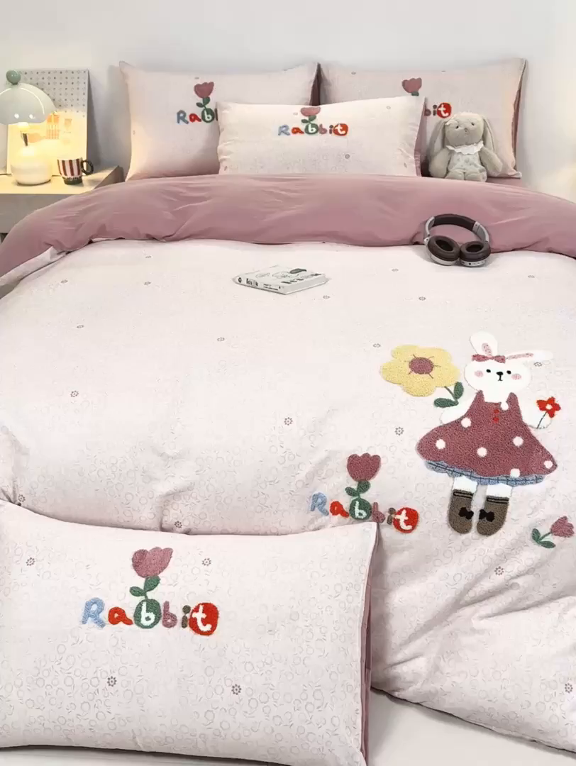 91家纺网 家纺一手货源 找家纺 宜家坊 2026新款A类全棉双层纱毛巾绣四件套 兔兔花园