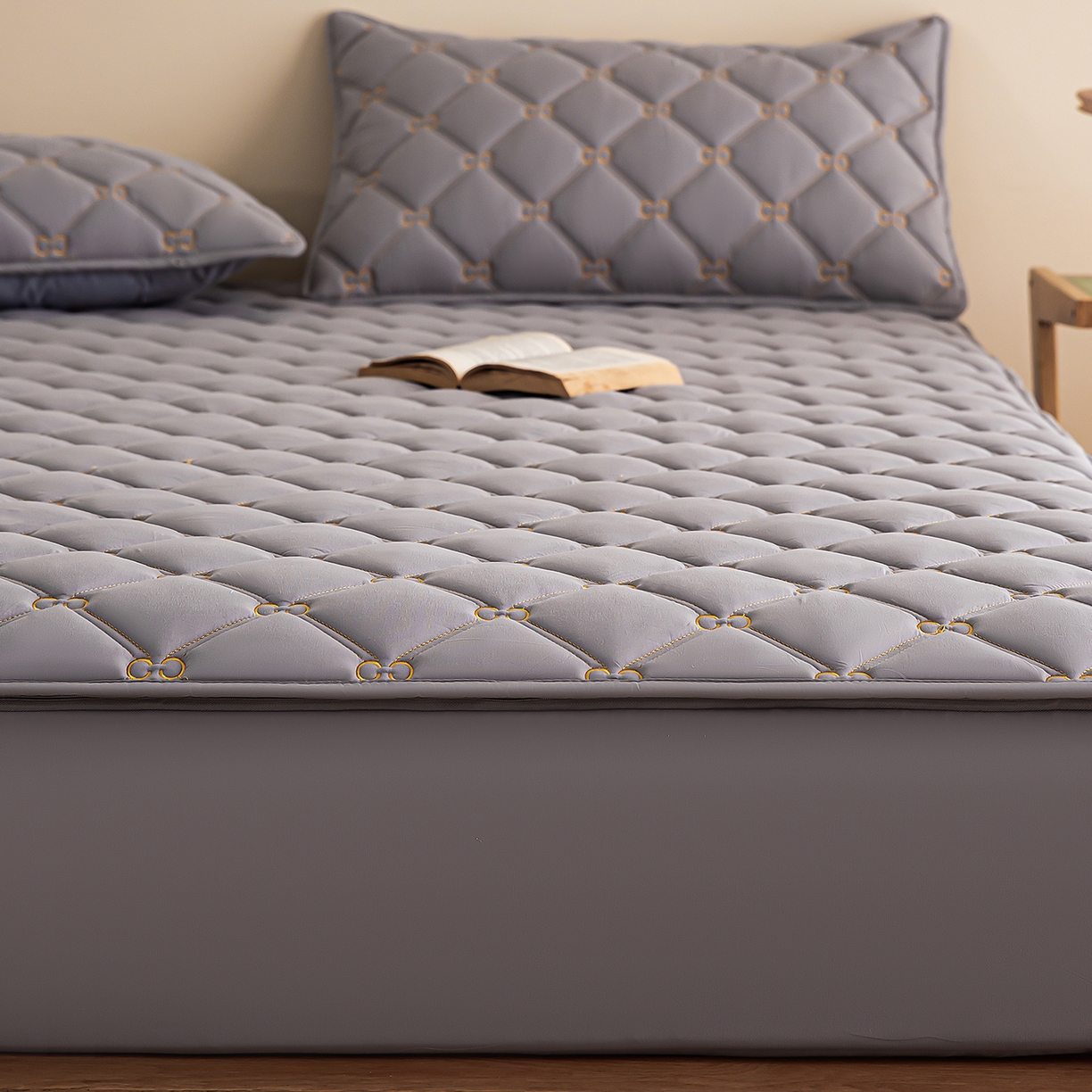 91家纺网 家纺一手货源 找家纺 （总）云木里 2026新款绣花磨毛水洗棉六面全包床笠床垫保护套拉链床笠 床笠单件