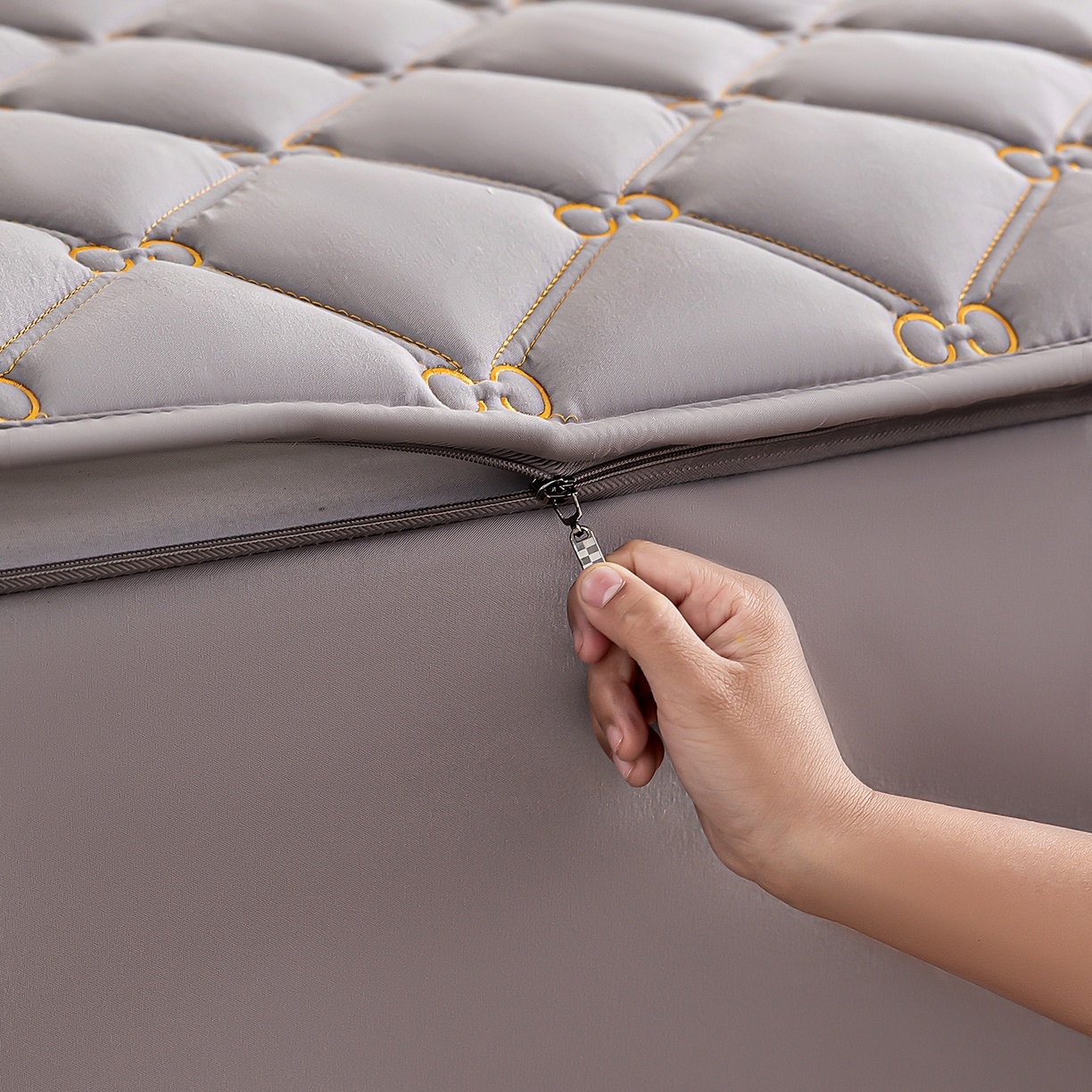 91家纺网 家纺一手货源 找家纺 （总）云木里 2026新款绣花磨毛水洗棉六面全包床笠床垫保护套拉链床笠 床笠单件