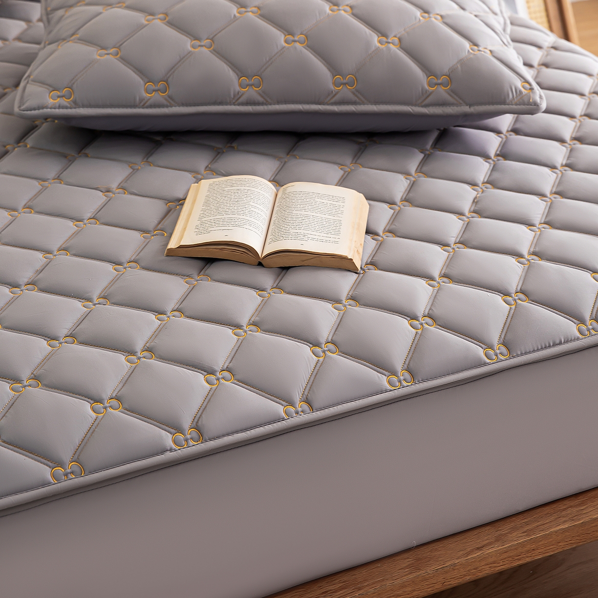 91家纺网 家纺一手货源 找家纺 （总）云木里 2026新款绣花磨毛水洗棉六面全包床笠床垫保护套拉链床笠 床笠单件