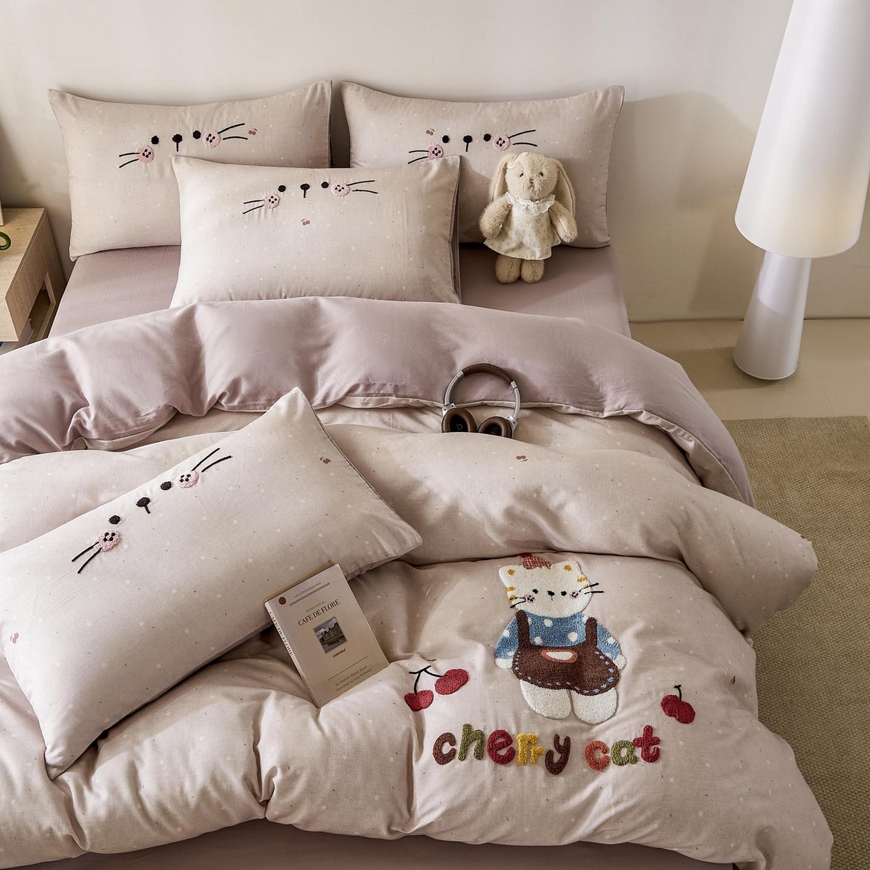 91家纺网 家纺一手货源 找家纺 宜家坊 2026新款A类全棉双层纱毛巾绣四件套 樱桃猫咪