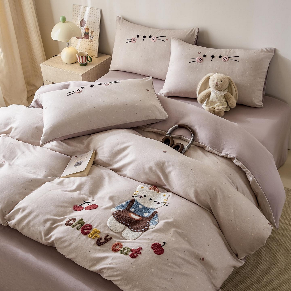 91家纺网 家纺一手货源 找家纺 宜家坊 2026新款A类全棉双层纱毛巾绣四件套 樱桃猫咪