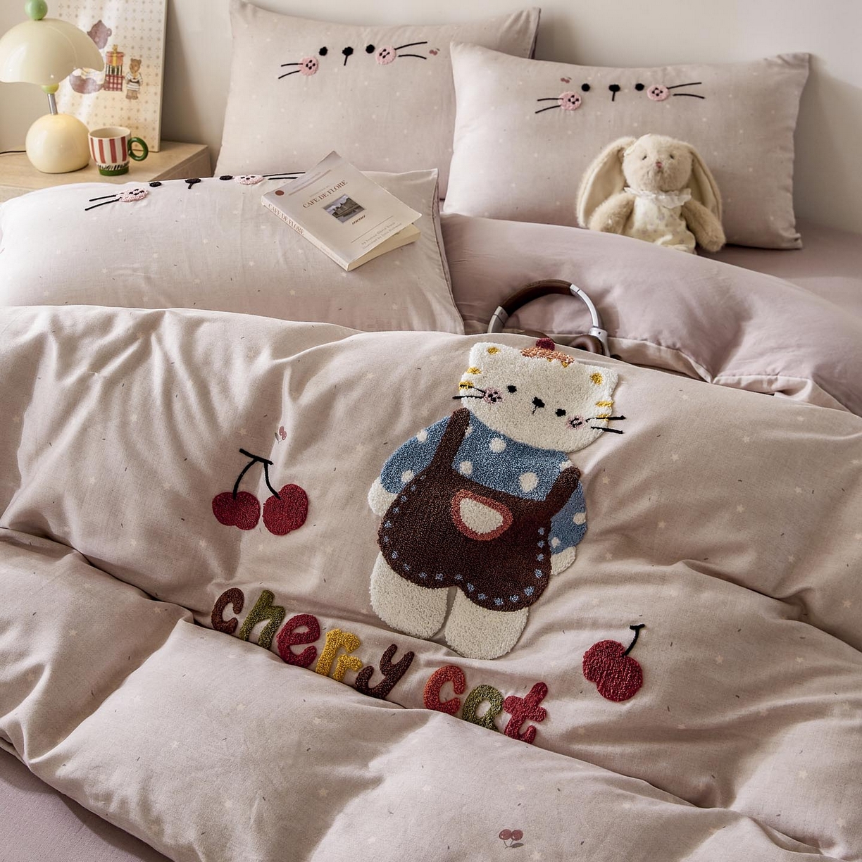 91家纺网 家纺一手货源 找家纺 宜家坊 2026新款A类全棉双层纱毛巾绣四件套 樱桃猫咪