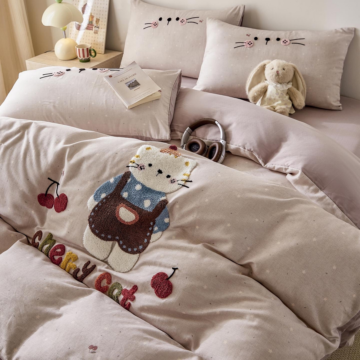 91家纺网 家纺一手货源 找家纺 宜家坊 2026新款A类全棉双层纱毛巾绣四件套 樱桃猫咪