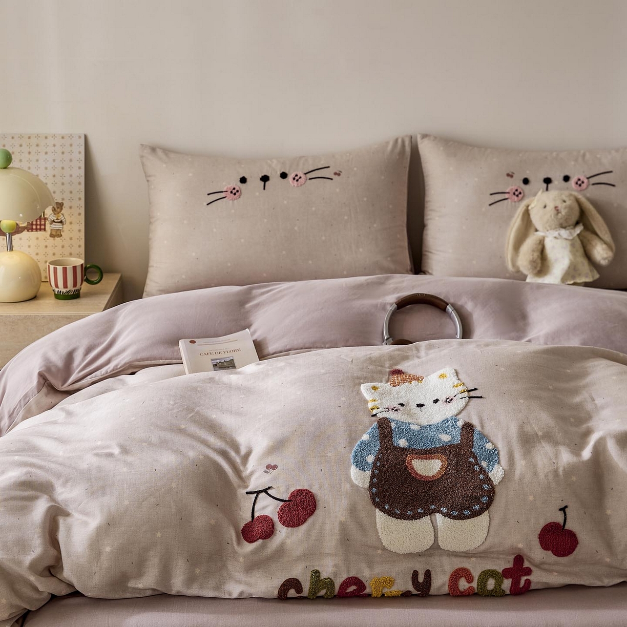 91家纺网 家纺一手货源 找家纺 宜家坊 2026新款A类全棉双层纱毛巾绣四件套 樱桃猫咪