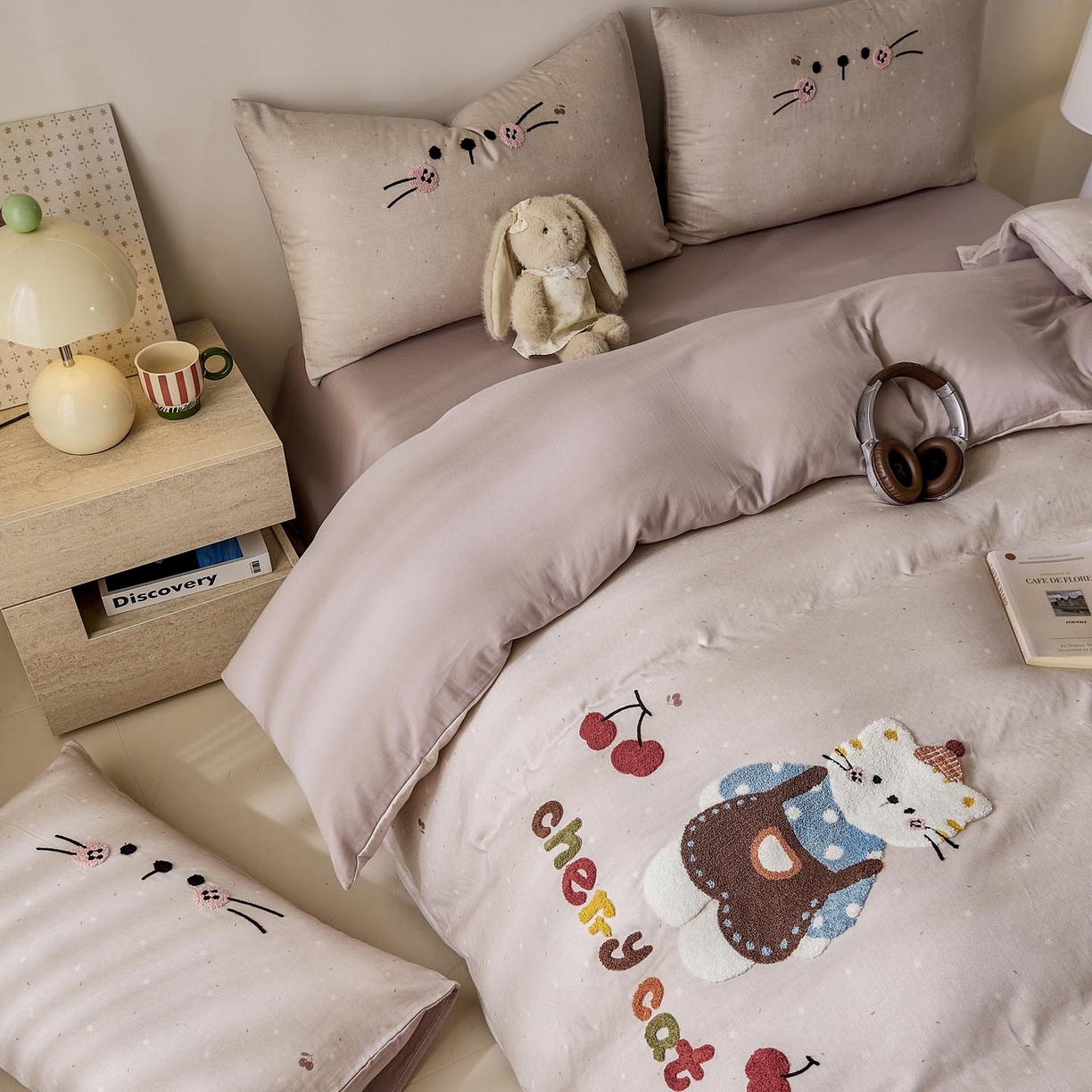 91家纺网 家纺一手货源 找家纺 宜家坊 2026新款A类全棉双层纱毛巾绣四件套 樱桃猫咪