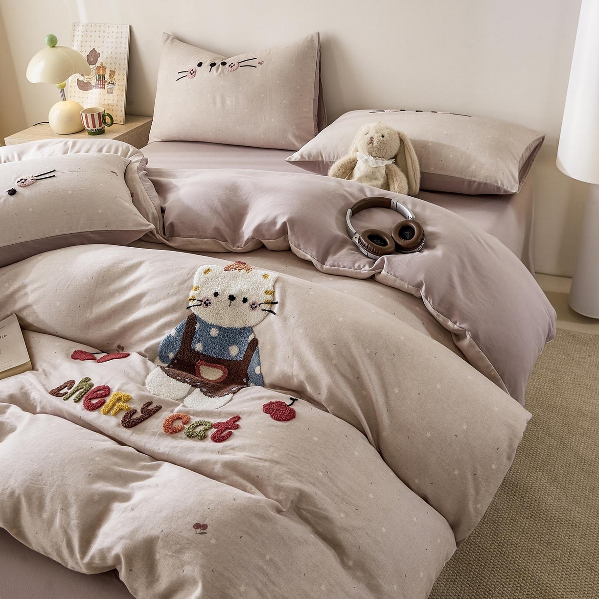 91家纺网 家纺一手货源 找家纺 宜家坊 2026新款A类全棉双层纱毛巾绣四件套 樱桃猫咪