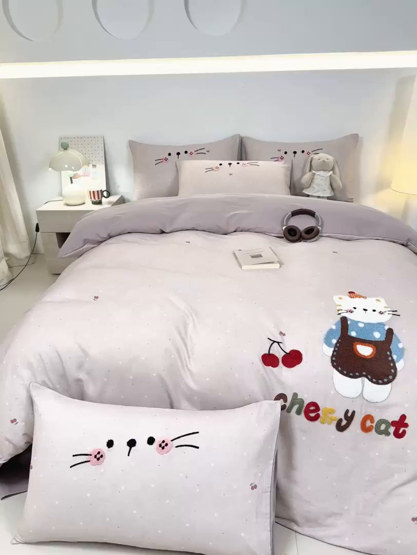 91家纺网 家纺一手货源 找家纺 宜家坊 2026新款A类全棉双层纱毛巾绣四件套 樱桃猫咪