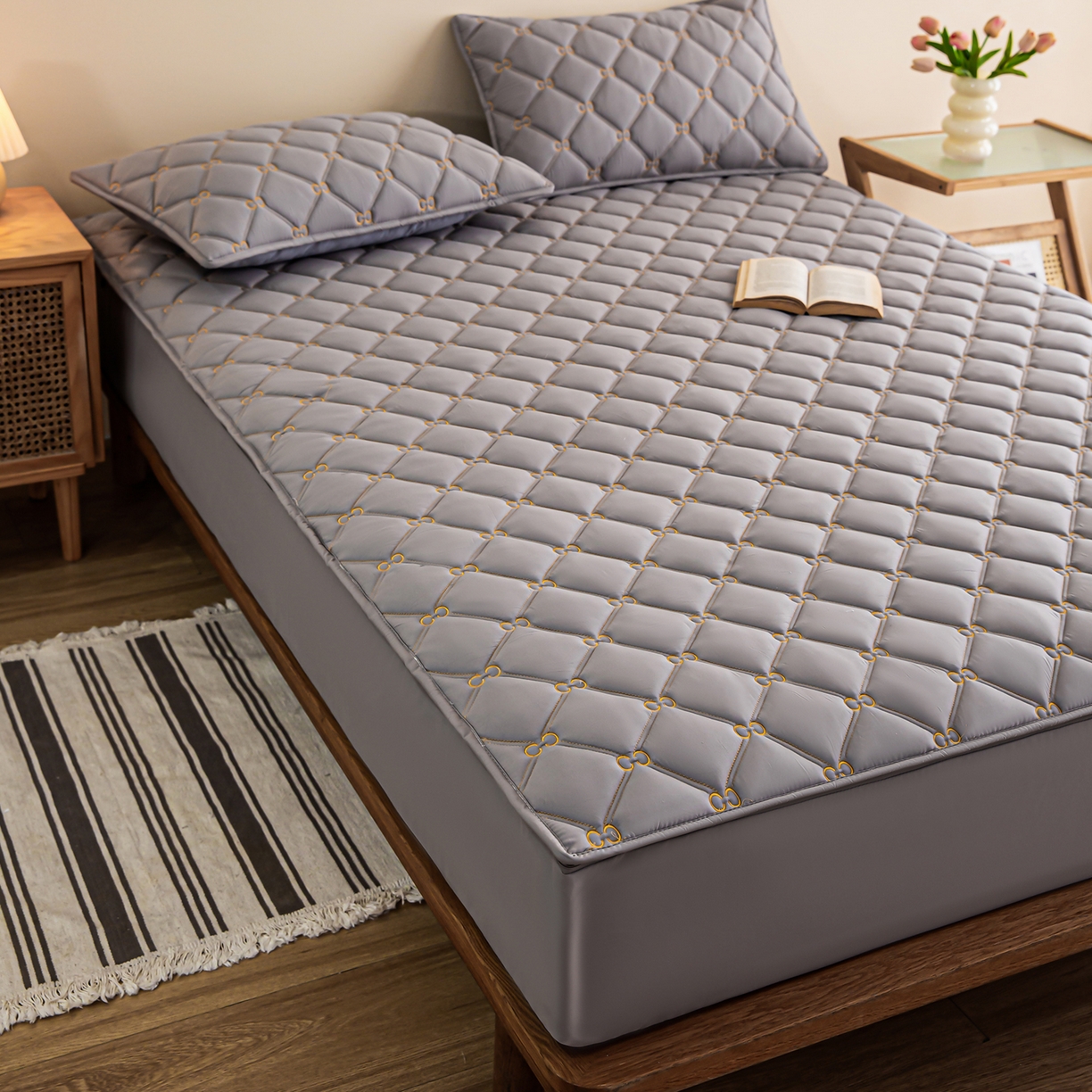 91家纺网 家纺一手货源 找家纺 云木里 2026新款绣花磨毛水洗棉六面全包床笠床垫保护套拉链床笠 床笠单件 刺绣款-浅灰-一面夹棉