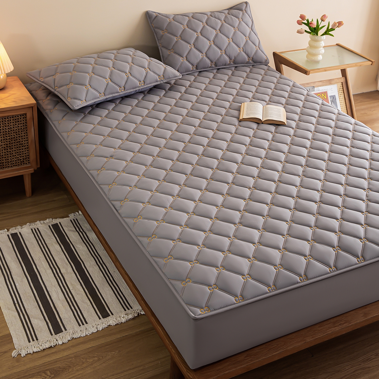 91家纺网 家纺一手货源 找家纺 云木里 2026新款绣花磨毛水洗棉六面全包床笠床垫保护套拉链床笠 床笠单件 刺绣款-浅灰-一面夹棉