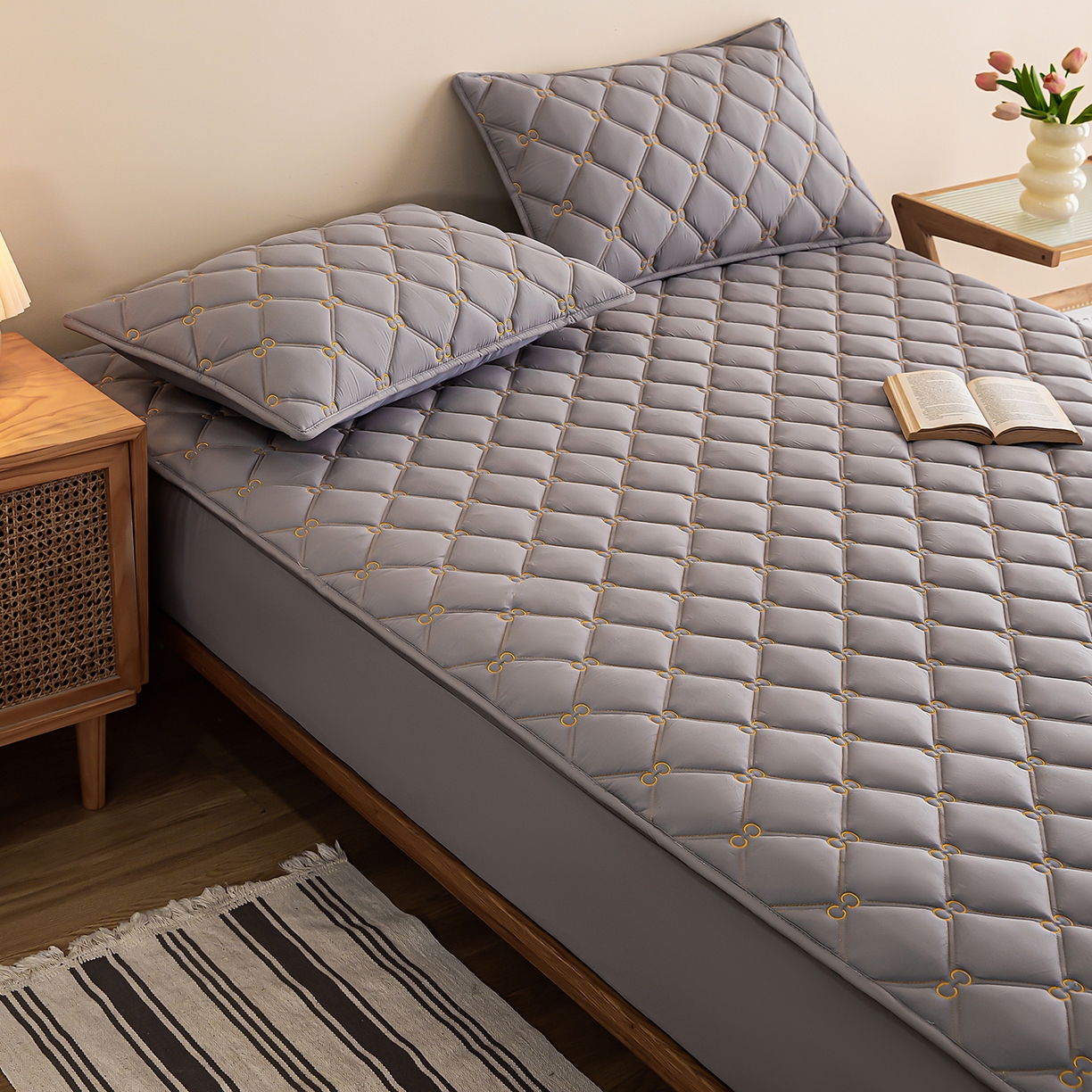 91家纺网 家纺一手货源 找家纺 云木里 2026新款绣花磨毛水洗棉六面全包床笠床垫保护套拉链床笠 床笠单件 刺绣款-浅灰-一面夹棉