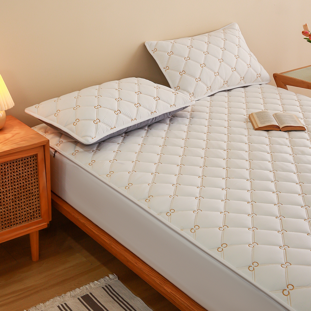 91家纺网 家纺一手货源 找家纺 云木里 2026新款绣花磨毛水洗棉六面全包床笠床垫保护套拉链床笠 床笠单件 刺绣款-白色-一面夹棉