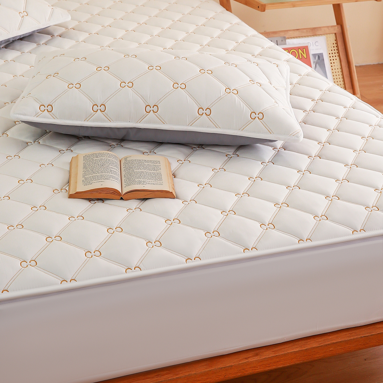 91家纺网 家纺一手货源 找家纺 云木里 2026新款绣花磨毛水洗棉六面全包床笠床垫保护套拉链床笠 床笠单件 刺绣款-白色-一面夹棉