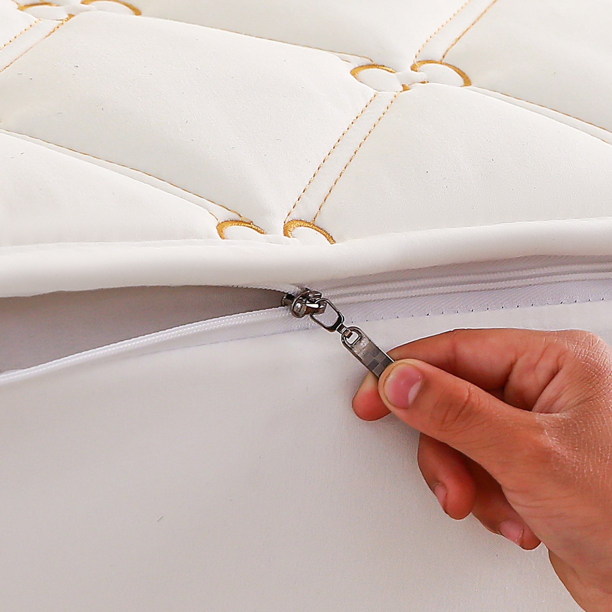 91家纺网 家纺一手货源 找家纺 云木里 2026新款绣花磨毛水洗棉六面全包床笠床垫保护套拉链床笠 床笠单件 刺绣款-白色-一面夹棉