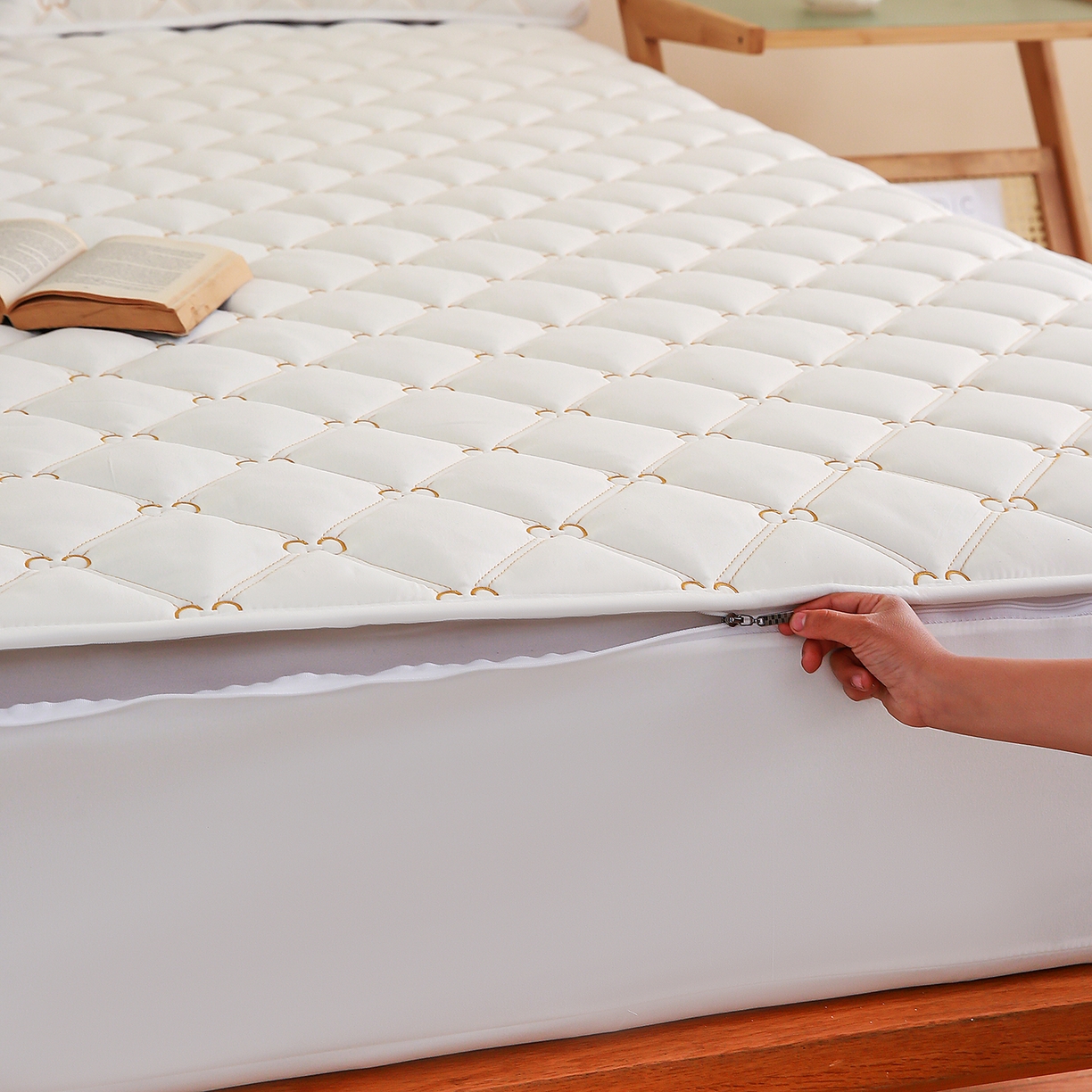 91家纺网 家纺一手货源 找家纺 云木里 2026新款绣花磨毛水洗棉六面全包床笠床垫保护套拉链床笠 床笠单件 刺绣款-白色-一面夹棉